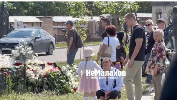 Петр Чернышев привел пятилетнюю дочь Милу на могилу Анастасии Заворотнюк