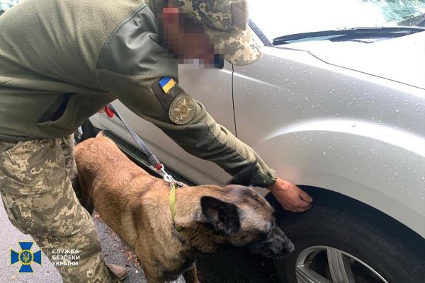 СБУ устроила рейд в правительственном квартале Киева. Силовики обыскивали машины и офисы